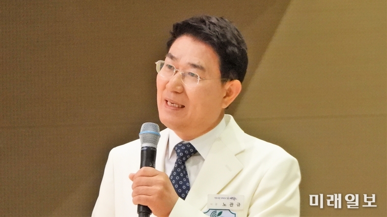 기후위기·지방위기 시대 미래도시의 표준을 제시할 2023순천만국제정원박람회 개막이 5일 앞으로 성큼 다가운 가운데 27일 오전 노관규 순천시장이 순천만생태문화교육원 1층 다목적홀에서 열린 프레스테이에서 브리핑을 하고 있다./사진=장건섭 기자