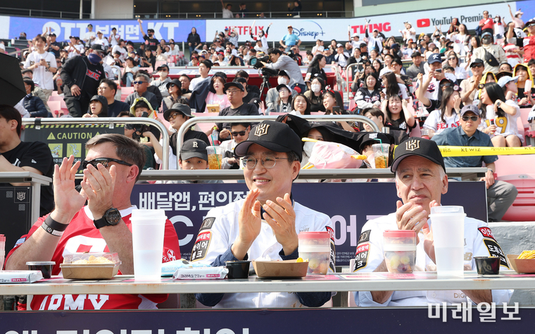 김동연 경기도지사(가운데)가 1일 오후 수원 KT 위즈파크에서 열린 2023 프로야구 개막전에서 필립 골드버그 주한 미국대사(오른쪽), 윌라드 벌러슨 미8군 사령관(왼쪽) 등과 경기를 관람하고 있다./사진=경기도 제공
