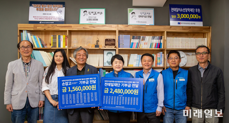 석현정(가운데) 공노총 위원장위원장을 비롯한 참석자들이 기념사진을 촬영을 하고 있다./사진=공노총 제공