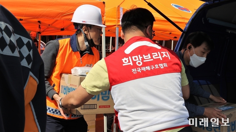 희망브리지 직원이 서울 인왕산 화재 대응 중인 진화 인력을 위해 마련한 식사를 전달하고 있다 /사진=희망브리지