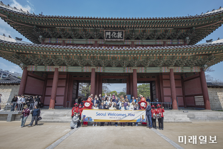 7일 오전 서울 종로구 창덕궁을 방문한 독일 크루즈 관광객들이 돈화문을 배경으로 기념 찰영을 하고 있다./사진=서울관광재단