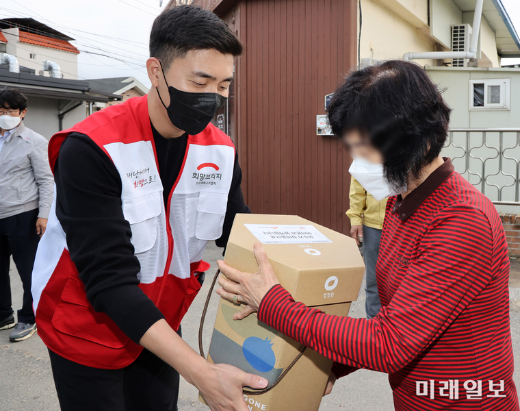 희망브리지가 대상주식회사의 후원으로 갑작스러운 산불로 삶의 터전을 잃은 강릉 산불 이재민을 위한 구호 물품을 전달하고 있다./사진=희망브리지