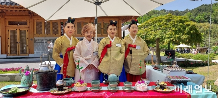 지난 22일 오전 경남 양산시 매곡동 소재 '한국궁중꽃박물관'에서 개최된 '제1회 아름다운 찻자리 대회'에서 궁중다례 종목에 참가해 대상을 차지한 한국국제창작다례협회 김복일 회장을 비롯 참가 회원들이 기념촬영을 하고 있다.(사진 왼쪽부터 김승희 다례감독, 김복일 한국창작다례협회 회장, 김명자 삼흥기독교차문화선교회 회장, 이누리 회원/사진=한국국제창작다례협회 제공