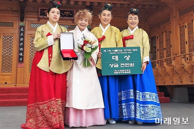 지난 22일 오전 경남 양산시 매곡동 소재 '한국궁중꽃박물관'에서 개최된 '제1회 아름다운 찻자리 대회'에서 궁중다례 종목에 참가해 대상을 차지한 한국국제창작다례협회 김복일 회장을 비롯 대회 참가 회원들이 대상을 수상하고 기념촬영을 하고 있다. (사진 왼쪽부터) 이누리 회원, 김복일 한국창작다례협회 회장, 김승희 다례감독, 김명자 삼흥기독교차문화선교회 회장./사진=한국국제창작다례협회 제공