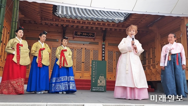 지난 22일 오전 경남 양산시 매곡동 소재 '한국궁중꽃박물관'에서 개최된 '제1회 아름다운 찻자리 대회'에서 궁중다례 종목에 참가 대상을 차지한 김복일(왼쪽) 한국국제창작다례협회 회장이 국가무형문화재 제124호 황수로 궁중채화장으로부터 대상을 수상하고 수상 소감을 밝히고 있다./사진=한국국제창작다례협회회 제공