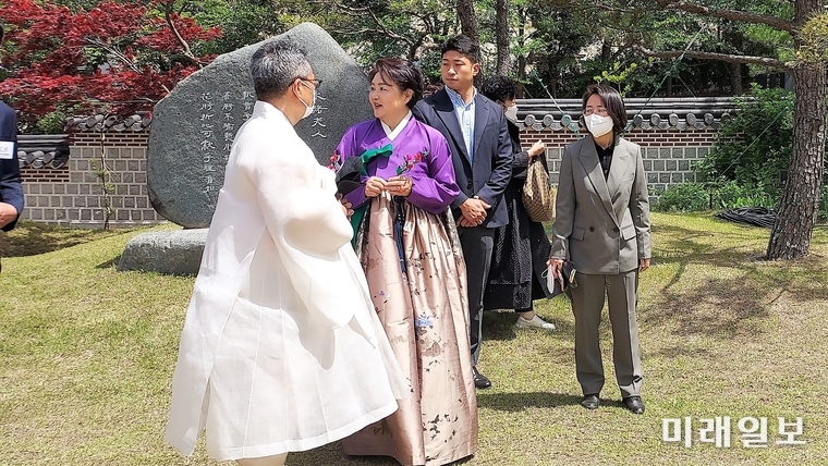 지난 22일 오전 경남 양산시 매곡동 소재 '한국궁중꽃박물관'에서 개최된 '제1회 아름다운 찻자리 대회'에서 문재인 전 대통령 부인 김정숙 여사가 행사의 참석, 최성우 수로문화재단 관장과 담소를 나누고 있다./사진=한국국제창작다례협회 제공