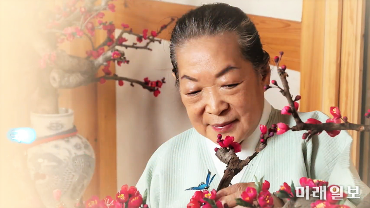 황수로(황을선) 국가무형문화재 제124호 궁중채화장이 완성된 채화를 전시하고 있다./사진=한국궁중꽃박물관 제공