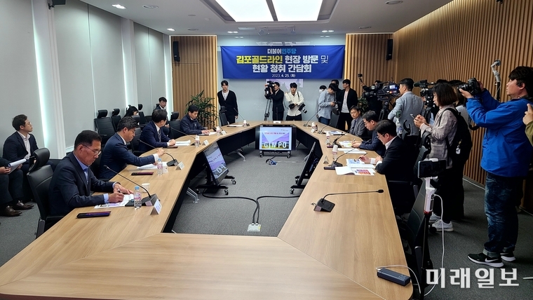 이재명 더불어민주당 대표와 김주영 의원 등이 25일 오전 김포시민들의 출근 지옥철을 경험하고 대책을 논의하기 위해 운양역에서 김포공황역까지 김포골드란인에 탑승하고 나서 브리핑을 진행하고 있다./사진=김주영 의원실 제공