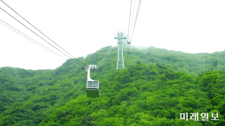 경남 밀양시 산내면 얼음골로에 위치한 현존 국내 최장거리(1.8km)인 영남알프스 얼음골 왕복식 케이블카./사진=장건섭 기자