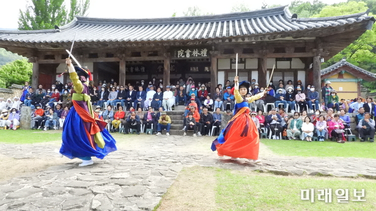 13일 오후 밀양시 교동에 위치한 경상남도유형문화재 '밀양향교(예림서원)'에서 선비풍류 '미양검무' 공연이 열리고 있다./사진=장건섭 기자