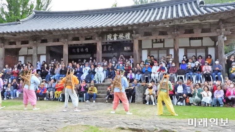 13일 오후 밀양시 교동에 위치한 경상남도유형문화재 '밀양향교(예림서원)'에서 선비풍류 '아리랑동동(同動)' 공연이 열리고 있다./사진=장건섭 기자