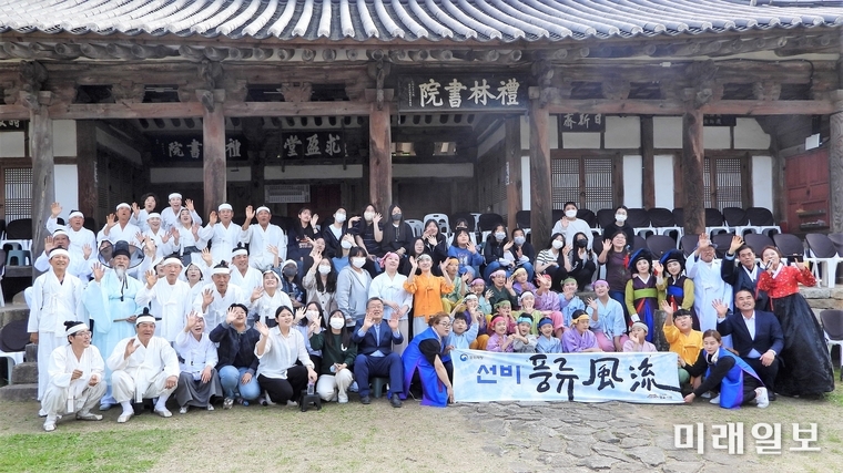 13일 오후 밀양시 교동에 위치한 경상남도유형문화재 '밀양향교(예림서원)'에서 '선비풍류' 공연을 마치고 박일호 밀양시장을 비롯한 공연자와 관람객들이 기념촬영을 하고 있다./사진=장건섭 기자
