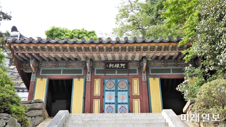 경남 밀양시 중앙로에 위치한 조선 명종(재위 1545∼1567) 때 미모가 뛰어난 밀양부사의 외동딸 윤동옥의 정절을 기리기 위해 지은 사당인 '아랑각' 전경./사진=장건섭 기자