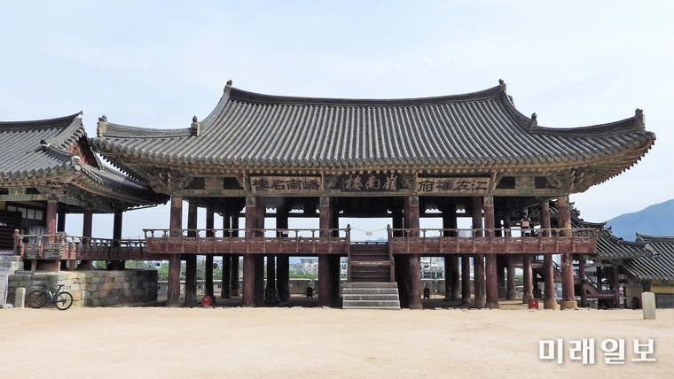 경남 밀양시 중앙로에 위치한 조선시대 후기의 대표적인 목조 건축물인 보물 제147호 '영남루' 전경./사진=장건섭 기자