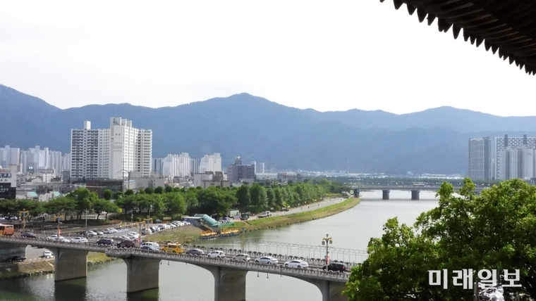 경남 밀양시 중앙로에 위치한 조선시대 후기의 대표적인 목조 건축물인 보물 제147호 '영남루'에서 바라본 밀양강 전경./사진=장건섭 기자