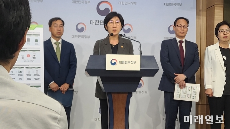 한화진 환경부 장관이 23일 오후 서울 종로구 도렴동 정부서울청사에서 기자회견을 열고 취재진의 질의에 답변하고 있다./사진=장건섭 기자