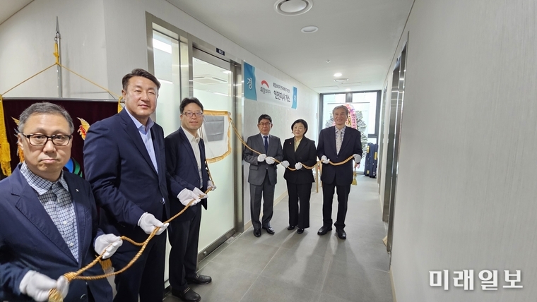 김정희 희망브리지 사무총장 등이 희망브리지 전국재해구호협회 인천지사 개소식에 참석자들이 기념촬영을 하고 있다./사진=희망브리지 전경
