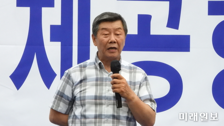 전진수 경기국제공항추진시민연대 상임공동대표가 30일 오후 수원시 영통구 도청로 경기도청 신청사 앞에서 '경기(화성)국제공항' 추진을 촉구하는 국민대회에서 발언하고 있다./사진=장건섭 기자