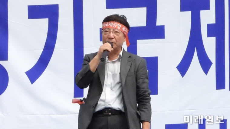 차성덕 경기(화성)국제공항추진 비상대책위 위원장이 30일 오후 수원시 영통구 도청로 경기도청 신청사 앞에서 '경기(화성)국제공항' 추진을 촉구하는 국민대회에서 발언하고 있다./사진=장건섭 기자