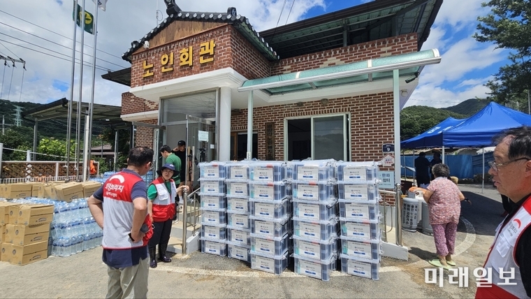 재난 구호모금 전문기관 희망브리지 전국재해구호협회가 갑작스러운 호우로 한순간에 삶의 터전을 잃어버린 이재민을 위해 응급구호세트, 대피소 칸막이 등 16만8천40점의 구호물품을 긴급 지원하고 있다고 17일 밝혔다./사진=희망브리지 제공