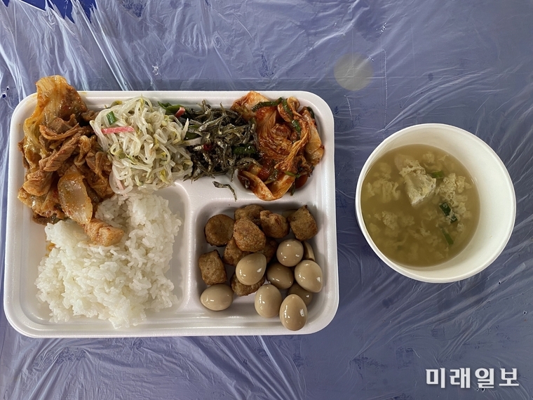 희망브리지가 7월 초부터 지속된 호우로 큰 피해를 보고 있는 각 지역에서 구호 활동을 전개하고 있는 가운데 21일부터 30일까지 이재민들에 제공하는 알찬 식단./사진=희망브리지 제공