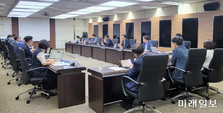 김춘진 한국농수산식품유통공사 사장이 21일 서울 양재 aT센터에서 긴급 비상대책 회의를 주재하고 있다./사진=한국농수산식품유통공사 제공