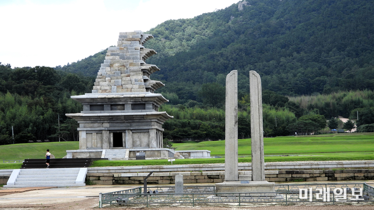 26일 오후 전북 익산시 금마면 기양리 익산미륵사지에서 전라북도관광협회에서 진행하는 '일본 인플루언서' 초청, 세계유산 백제역사유적지구 팸투어에서 미륵사지 서쪽 석탑 전경./사진=장건섭 기자