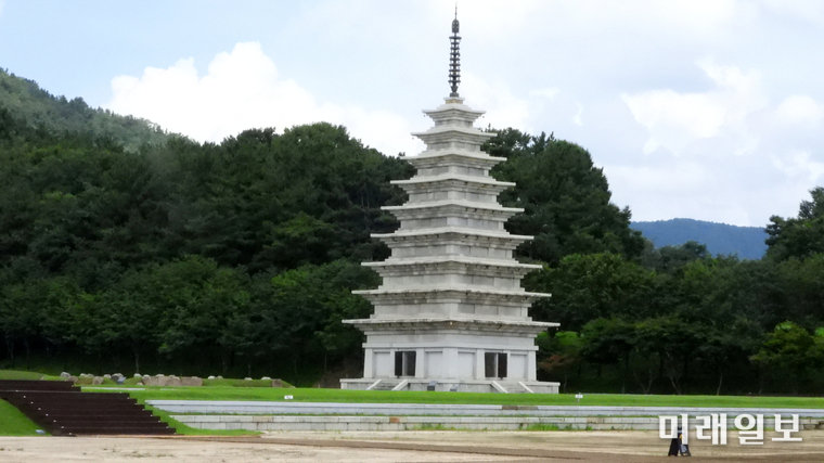 26일 오후 전북 익산시 금마면 기양리 익산미륵사지에서 전라북도관광협회에서 진행하는 '일본 인플루언서' 초청, 세계유산 백제역사유적지구 팸투어에서 미륵사지 동쪽 석탑 전경./사진=장건섭 기자