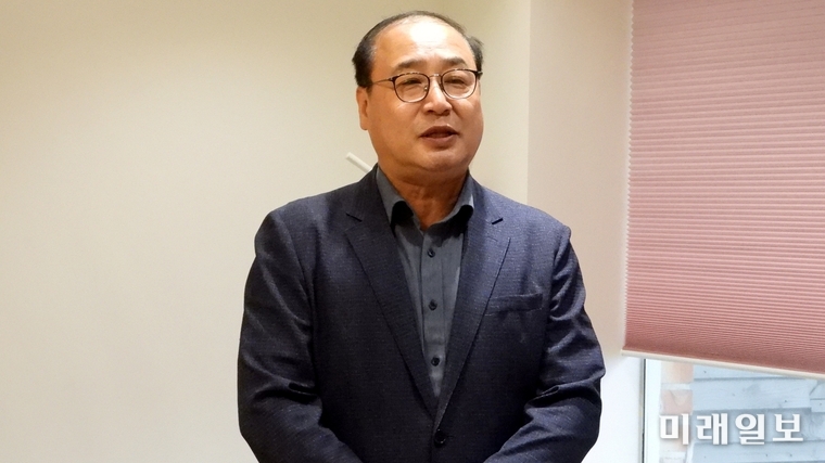 홍광식 전라북도관광협회 전무가 26일 오후 전라북도관광협회에서 진행하는 '일본 인플루언서' 초청, 세계유산 백제역사유적지구 팸투어에서 인사말을 하고 있다./사진=장건섭 기자