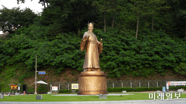 지난 27일 오후 방문한 세계유산 백제역사지구인 충남 공주시 웅진로 280 공산성 앞 무령왕 동상. 공산성(사적 제12호)은 백제시대 대표 성곽으로 웅진백제를 지킨 왕성이다. 금강이 흐르는 해발 110m 능선과 계곡을 따라 흙으로 쌓은 포곡형(包谷形) 산성이다./사진=장건섭 기자