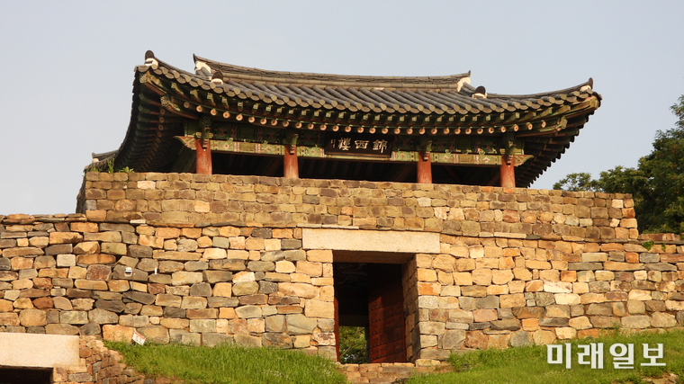 지난 27일 오후 방문한 세계유산 백제역사지구인 충남 공주시 웅진로 280 공산성의 관문인 금서루(金西樓) 전경. 금서루는 공산성 서쪽에 설치한 문루로 유지(遺址)만 남은 채 성내로 진입하는 차도로 이용되다가 1993년에 복원됐다./사진=장건섭 기자