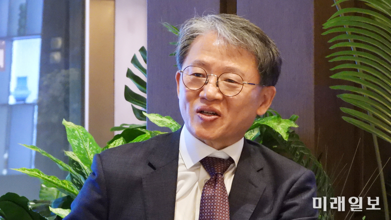 지난 21일 오전 서울 강남구 신사동'엘 카스카디 by 제이파크 보홀' 견본주택에서 가진 기자회견에서 유시영 (주)유림개발 회장이 취재진의 질의에 답하고 있다./사진=장건섭 기자