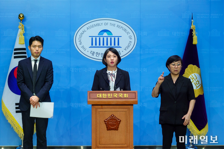용혜인 기본소득당 상임대표가 24일 오후 서울 여의도 국회 소통관에서 기획재정부 예산안 평성과 관련 기자회견을 열고 있다./ⓒ미래일보
