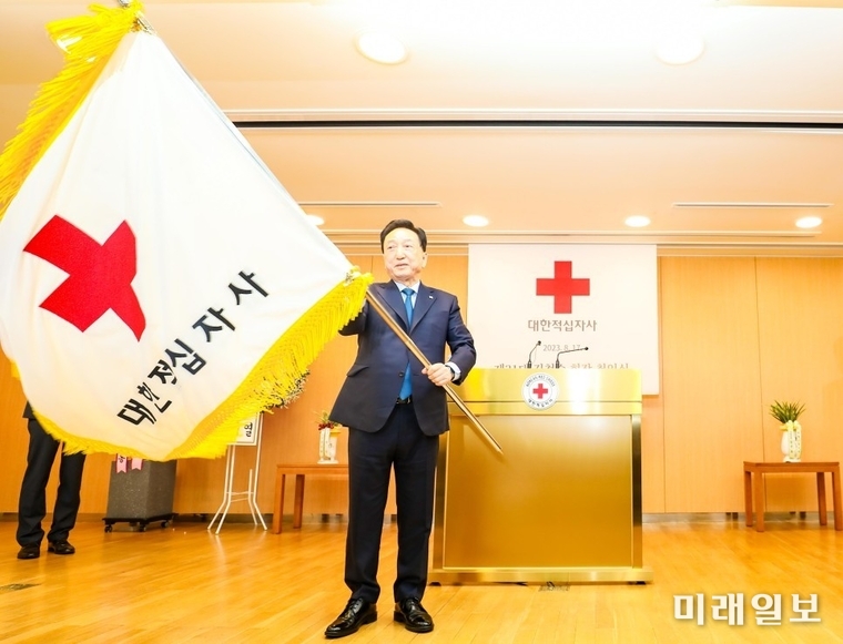 김철수 신임 대한적십자사 회장이 17일 서울 중구 대한적십자사 서울사무소에서 열린 대한적십자사 31대 회장 취임식에서 대한적십사기를 흔들고 있다./사진=대한적십자사 제공