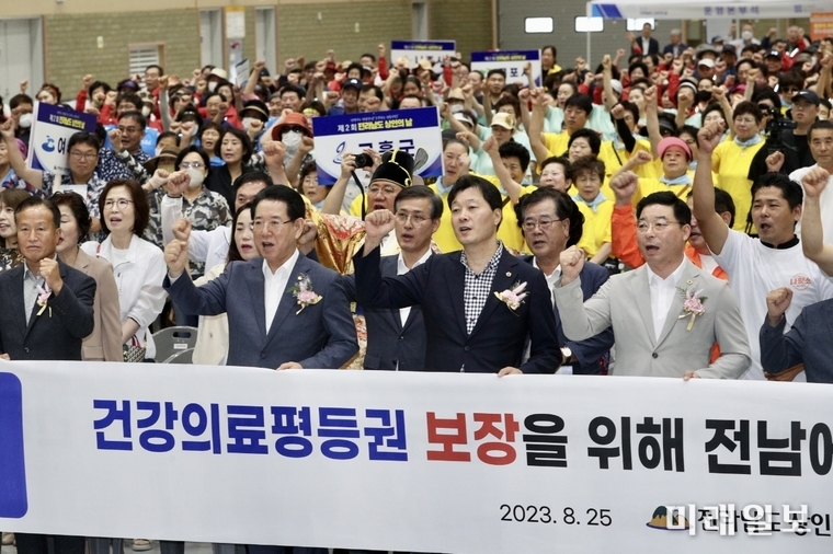 서동욱 의장이 25일 순천만생태문화교육원에서 개최된 ‘제2회 전통시장 상인의 날’ 기념행사에 참석해 김영록 전남지사 등과 함께 퍼포먼스를 하고 있다. / 사진=전남도의회 제공