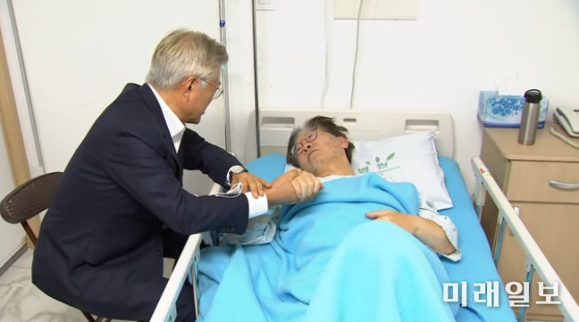 문재인 전 대통령이 지난 19일 오후 서울 중랑구 녹색병원을 방문해 입원 중인 이재명 더불어민주당 대표를 위문하고 있다./사진=민주당 제공)