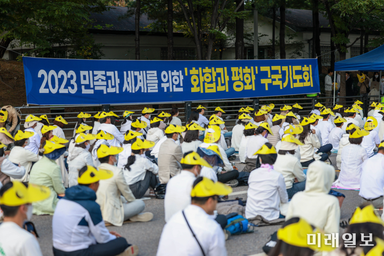 기독교복음선교회 교인들이 15일 오후 서울 영등포구 여의도대로에서 '2023 민족과 세계평화를 위한 구국기도회'를 개최하고 있다./사진=기독교복음선교회 제공 