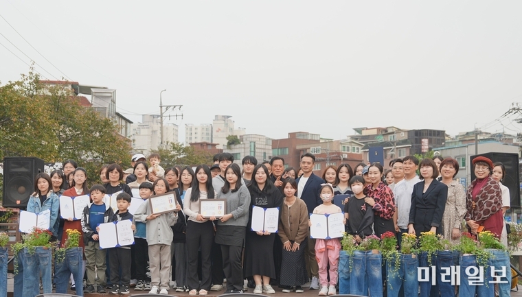 우리나라 플로리스트의 가장 큰 대회인 '2023 국제꽃장식 대회'가 지난 10월12일부터 14일까지 서울 성북천 분수광장에서 개최된 가운데 수상자들이 기념촬영을 하고 있다./사진=방식꽃예술원 제공
