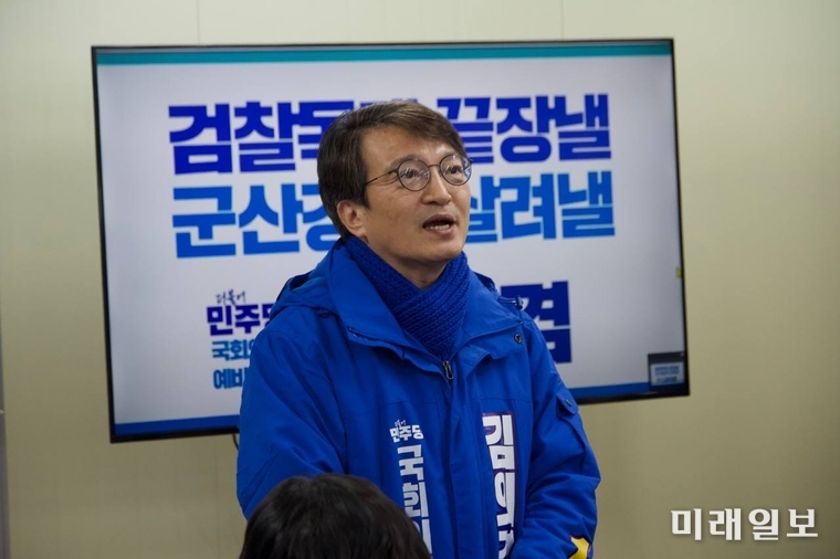 김의겸 예비후보(더불어민주당 의원)가 27일 군산시 한빛빌딩 2층 선거사무소에서 개최된 선거대책본부 발대식에서 인사말을 하고 있다./사진=김의겸 의원실