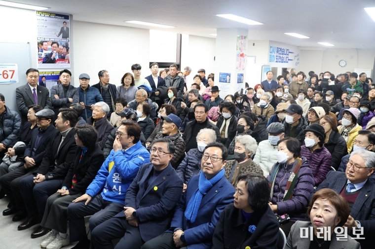 3일 오후 서울 노원구 동일로에서 개최된 우원식 더불어민주당 의원의 공릉동 선거사무소 개소식에 전‧현직 정치인들이 대거 참석해 성황을 이루고 있다./사진=우원식 의원실 제공