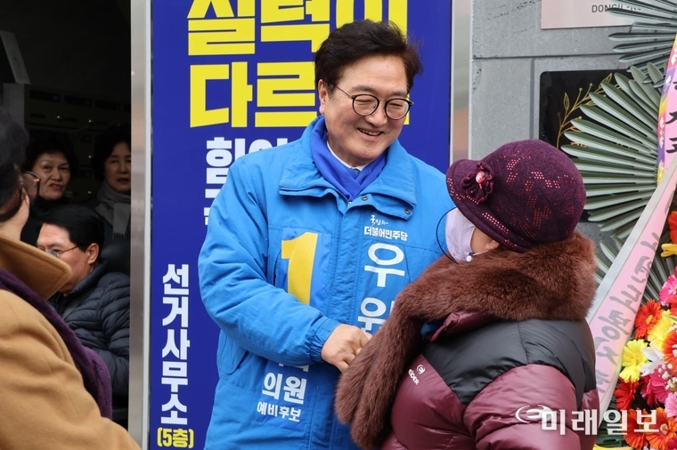 우원식 더불어민주당 의원이 3일 오후 새로 마련한 노원구 동일로 공릉동 선거사무소 개소식에서 개소식에 참석하는 지역 주민을 맞이하고 있다./사진=우원식 의원실 제공