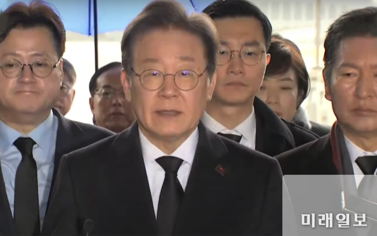 이재명 더불어민주당 대표가 5일 오전 광주 북구 국립 5·18 민주묘지에서 긴급 기자회견을 하고 있다./사진=이중래 기자