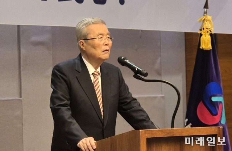 8일 서울 영등포 코트야드 메리어트 서울 타임스퀘어에서 개최된 대한상공인당 중앙당 창당대회에서 내빈으로 참석한 김종인 개혁신당 공천관리위원장이 축사를 하고 있다./사진=인터넷언론인연대.
