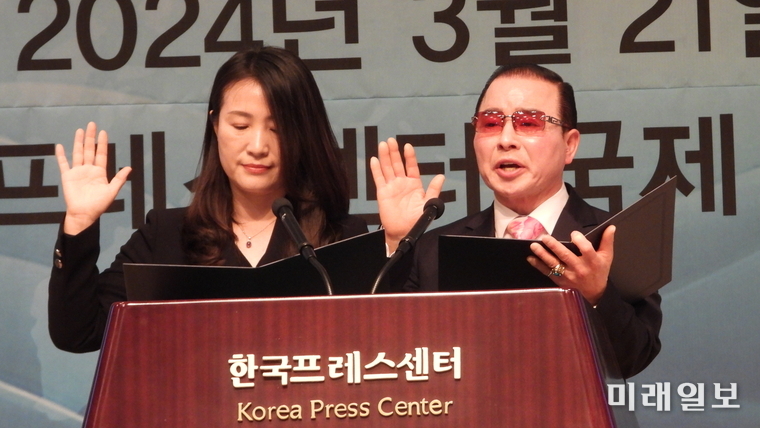 K-POP 국제문화올림픽 조직위원회 발대식이 21일 오후 서울 중구 프레스센터 국제회의장에서 성황리에 개최된 가운데 대회 관계자가 헌정문을 낭독(선서)하고 있다./사진=장건섭 기자