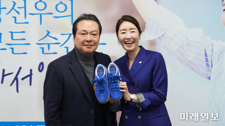 강선우 민주당 서울 강서갑 국회의원 후보가 지난 23일 오후 강서구 선거사무소에서 '이음캠프 선대위 발대식'에서 노현승 상임선대위원장으로부터 '파란 운동화'를 전달 받고 있다./사진=강선우 후보 캠프