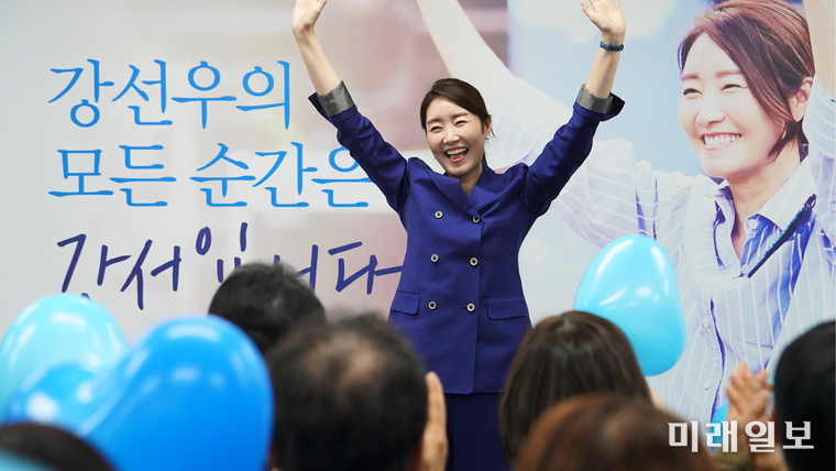 강선우 민주당 서울 강서갑 국회의원 후보가 지난 23일 오후 강서구 선거사무소에서 '이음캠프 선대위 발대식'에서 참석자들에게 인사를 하고 있다./사진=강선우 후보 캠프