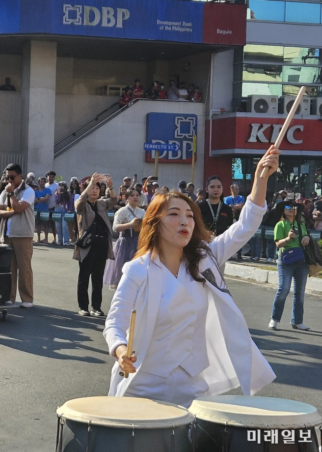 지난 2월 필리핀 바기오 2024 파낙뱅가 꽃축제에서 연주하는 표선아 모던 타악연주자./사진=부지화예술단 제공