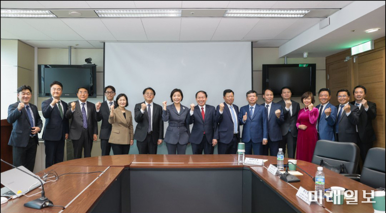 오영주 중소벤처기업부 장관(왼쪽 일곱 번째)이 23일 서울 영등포구 63빌딩에서 레 띠엔 쩌우(Le Tien Chau) 베트남 하이퐁시 당서기와 양자 협력 강화 방안을 논의 후 관계자들과 기념 촬영을 하고 있다./사진=중소벤처기업부 제공