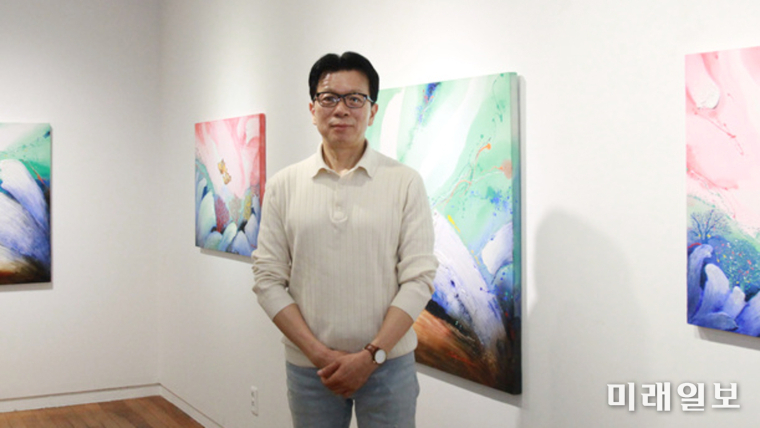 '생동하는 에너지, 그림으로 만나다' 주제로 전시를 실시하는 정종욱 작가./ⓒ미래일보