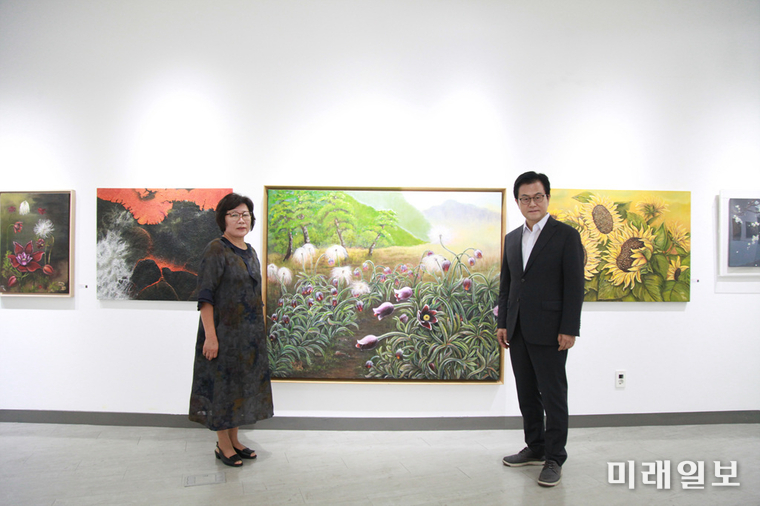 서양화가 신명숙 작가(왼쪽)과 엄승용 사단법인 보령시발전협의회 회장./ⓒ미래일보